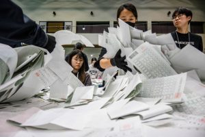 Pietų Korėjos prezidentas patyrė nesėkmę parlamento rinkimuose: pergalę iškovojo opozicija