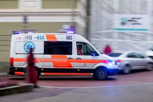 Vilniuje nuskriejęs autobuso ratas sužalojo šalikelėje stovėjusį vyrą