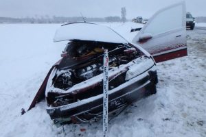 Nelaimė Kelmės rajone: susidūrus lengvajam automobiliui ir mikroautobusui nukentėjo moteris