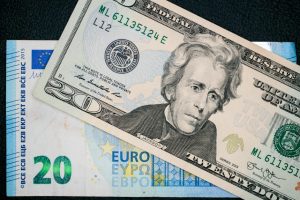 Niūrios žinios: euras tapo pigesnis už JAV dolerį