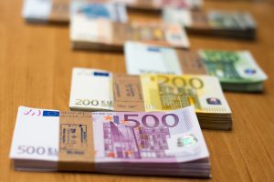 Sostinėje banko darbuotojais prisistatę asmenys iš senjorų išviliojo 12,7 tūkst. eurų