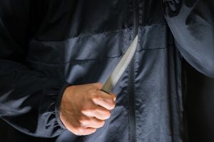 Apsipirkti – su peiliu: Panevėžyje sulaikytas pardavėjui grasinęs ir smurtavęs vyras