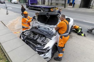 Vilniaus centre automobilis rėžėsi į Centro poliklinikos sieną