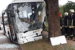 Prienuose į medį įsirėžus autobusui, sužaloti keleiviai, tarp jų – nepilnamečiai