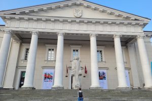 Ant Vilniaus rotušės laiptų išdygo milžiniškas A. Mickevičiaus paminklas