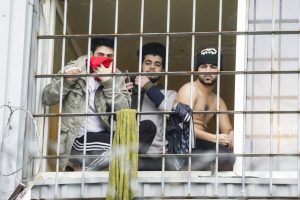 Keturis migrantus gabenusiam prancūzui – teismo kirtis: areštas ir tūkstantinė bauda