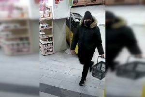 Iš parduotuvės pavogtas alkoholis: pareigūnai nori surasti šį kaukėtą vyrą