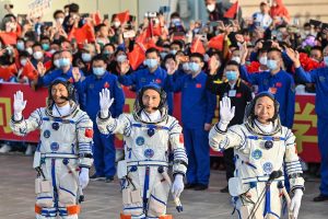 Kinijos kosmoso misija su pirmuoju civiliu astronautu pasiekė kosminę stotį 