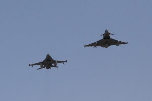 Praėjusią savaitę NATO oro policijos naikintuvai du kartus kilo lydėti Rusijos orlaivių  