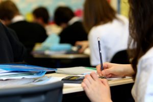 Ministerija siūlo daugiau matematikos, lietuvių kalbos pamokų, mažinti egzaminų reikšmę