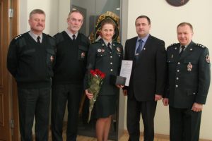 Apdovanota Vilniuje savižudį išgelbėjusi pasienietė