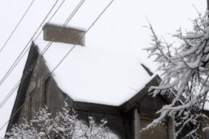 Lietuvą užklojo sniegas – pataria pasirūpinti namų stogais