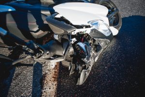 Per avariją sužalotas jaunas motociklininkas