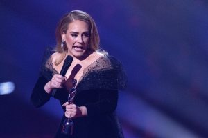Dainininkė Adele užkulisiuose nukrito ant grindų: prasidėjo nepakeliamas skausmas