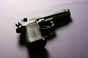 Kaune vyras policijai atidavė neteisėtai laikomą pistoletą