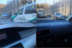 Vilniuje į metalinius kelio atitvarus rėžėsi automobilis: vairuotoją ištiko šokas