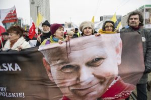 Lenkijoje demonstrantai susirinko ginti velionio popiežiaus Jono Pauliaus II reputaciją