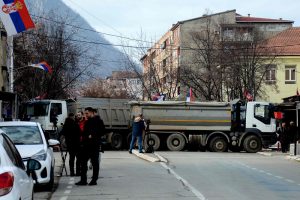 Serbai pradėjo šalinti įtampą sukėlusias barikadas Kosovo pasienyje