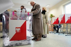 Lenkijoje vyksta svarbiausi rinkimai nuo komunizmo žlugimo