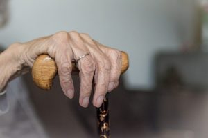 Apsimetėlės socialinės darbuotojos iš senolės pavogė kosmetinę su tūkstančiais eurų
