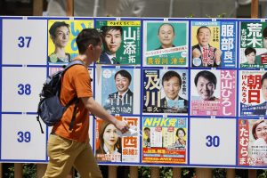 Japonijoje vykstančius rinkimus temdo ekspremjero Sh. Abe nužudymo šešėlis