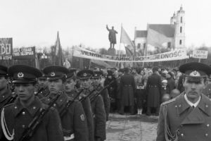 Du Seimo nariai siūlo uždrausti įvežti į Lietuvą daiktus su sovietų ir nacių simboliais