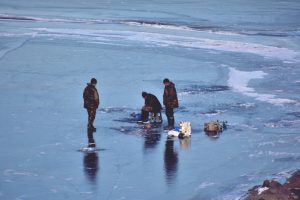 Vilniaus rajone nustatyti penki pažeidėjai, gaudę žuvį draudžiamu užkabinamuoju būdu
