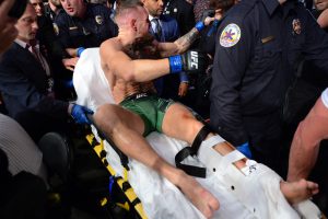 C. McGregoras kovą baigė ant neštuvų: pirmajame raunde patyrė kojos lūžį