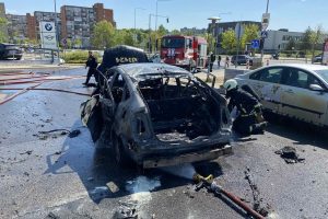 Sostinės degalinėje liepsnojo automobilis: apdegusiam vairuotojui padėjo išlipti per langą