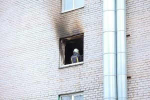 Joniškyje kilus gaisrui daugiabutyje, dvi moterys patyrė traumų