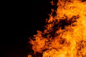 Kaune liepsnojo namas: vyras apdegė ranką ir koją