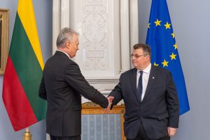 Prezidentas įteikė skiriamuosius raštus ambasadoriams A. Krivui ir L. Linkevičiui