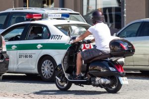 Mopedu važiavęs paauglys sukėlė avariją Palangoje: nukentėjo dvi dviratininkės