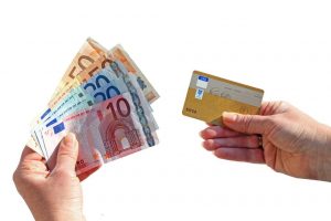 Mokėjimo kortelė ar grynieji pinigai: ką renkasi lietuviai?