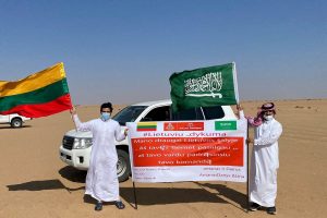 Saudo Arabijos dykumoje vietos gyventojai mojuoja Lietuvos trispalve