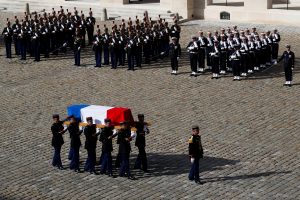 Prancūzija jaudinančia gedulo ceremonija atsisveikino su buvusiu prezidentu 