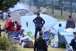 Prancūzijoje policija iškeldina migrantus iš stovyklos: kilo pavojus saugumui