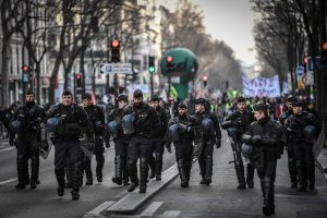 Prancūzijoje darbuotojai nežada nusileisti: prasidėjo ketvirtoji streiko savaitė