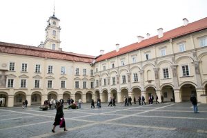 Daugiausia pirmakursių priėmė Vilniaus universitetas, jo studijų programos – populiariausios