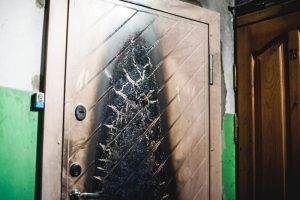 Padegtos viename Kauno daugiabutyje esančio buto durys