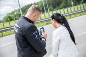 Savaitės lakstūnė: pusamžė vairuotoja pakaunėje greitį viršijo kone trigubai