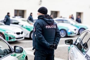 Naujausia apklausa: smuko visuomenės pasitikėjimas policija ir Vyriausybe