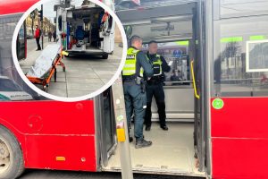 Nelaimė miesto centre: į autobuso spąstus patekusi moteris vaitojo iš skausmo