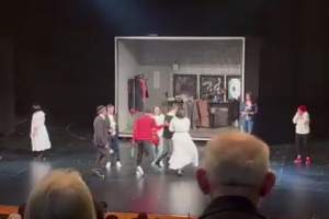 Rusijos teatro scenoje – sukrečiantis incidentas: protestuodamas aktorius griebėsi peilio