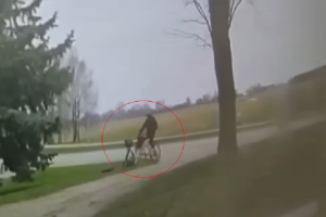 Girtam dviratininkui pasimaišė trikojis: nusirito žemyn ir užsitraukė pareigūnų nemalonę