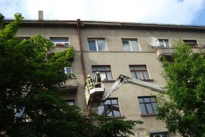 Klaipėdoje ugniagesiai nukėlė pavojingą balkono betoninę plokštę