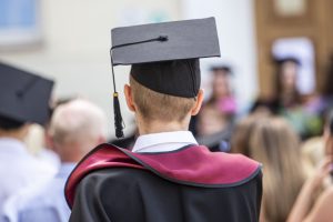Dėl negrąžinamų paskolų už studijas šimtai absolventų perduodami antstoliams