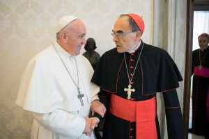 Popiežius nepriėmė lytinių nusikaltimų dangstymu kaltinamo kardinolo atsistatydinimo