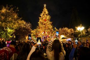 Vis daugiau pasaulio miestų pradeda gyventi Kalėdų laukimu