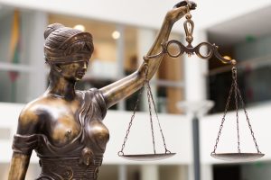 Be teismo: kokiais atvejais padės notarai ar antstoliai